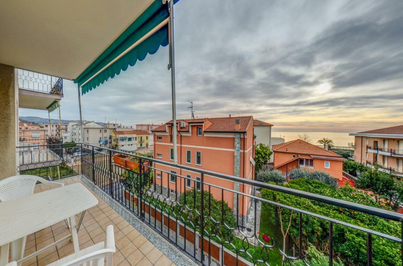 Casa Vacanza Shanaia Pietra Ligure Esterno foto