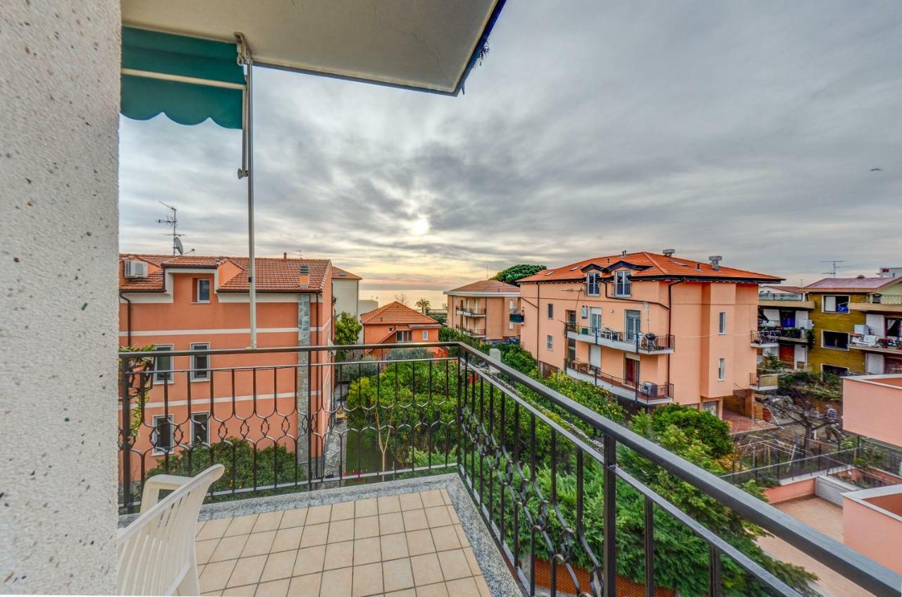 Casa Vacanza Shanaia Pietra Ligure Esterno foto