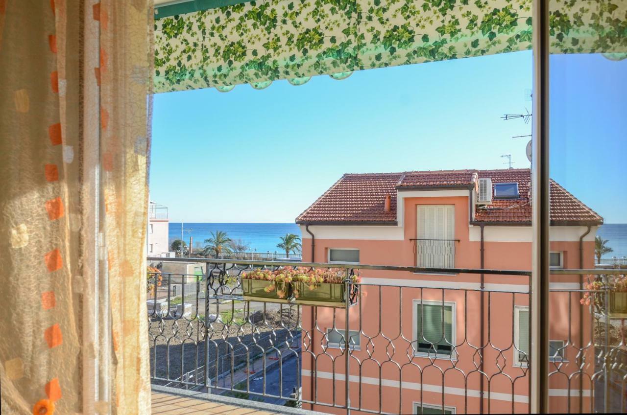 Casa Vacanza Shanaia Pietra Ligure Esterno foto
