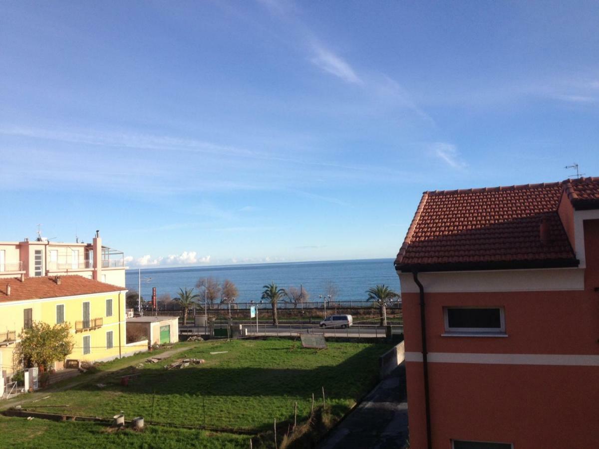 Casa Vacanza Shanaia Pietra Ligure Esterno foto